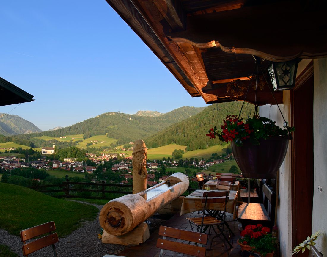 Terasse und Ausblick vom Bojernhof