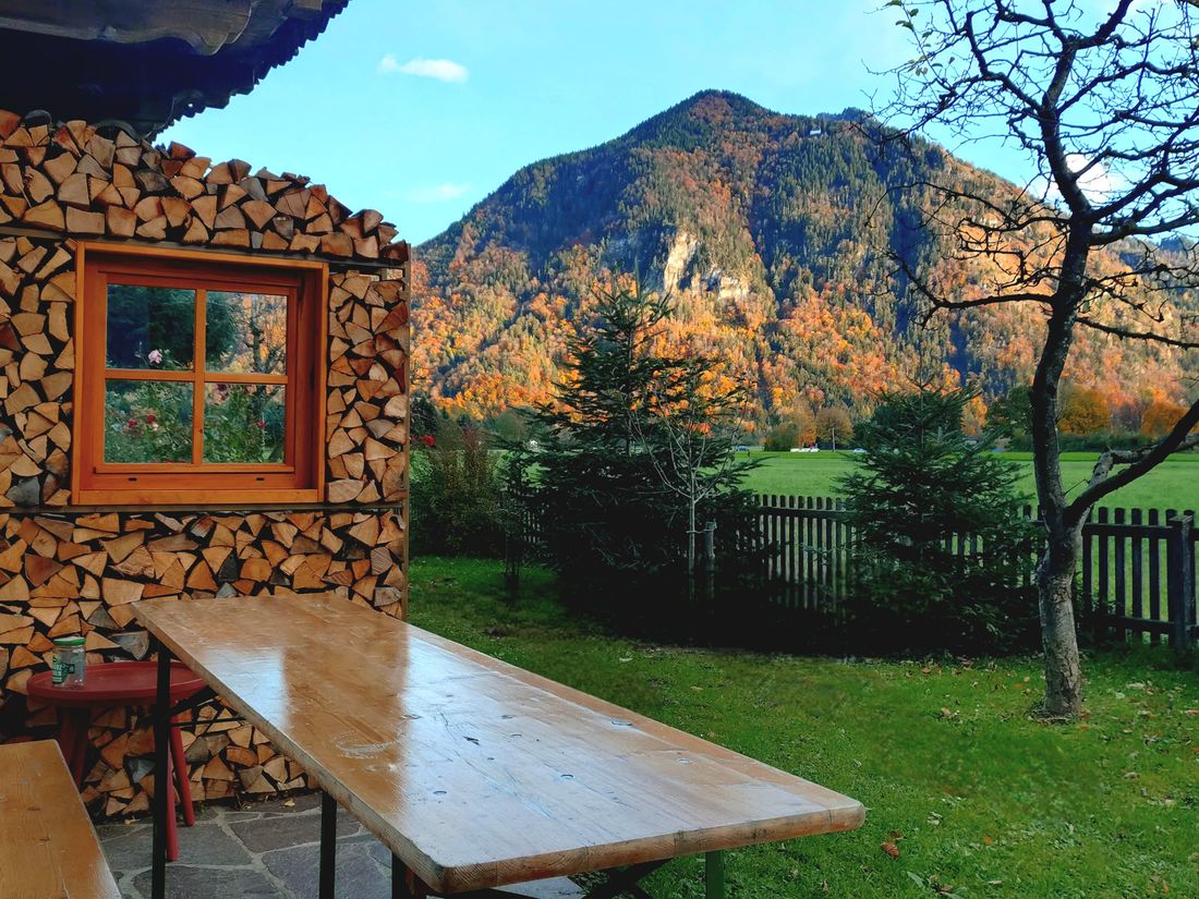 Grillplatz mit Terasse mit Blick zum Schnappenberg, Herbststimmung  (Jahreszeit: November)