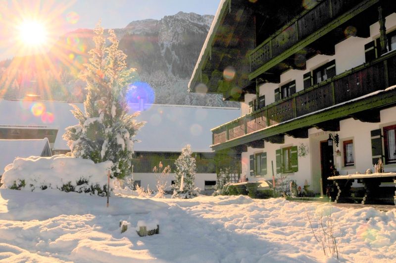 Unser Hof in mitten der idyllischen Winterwelt