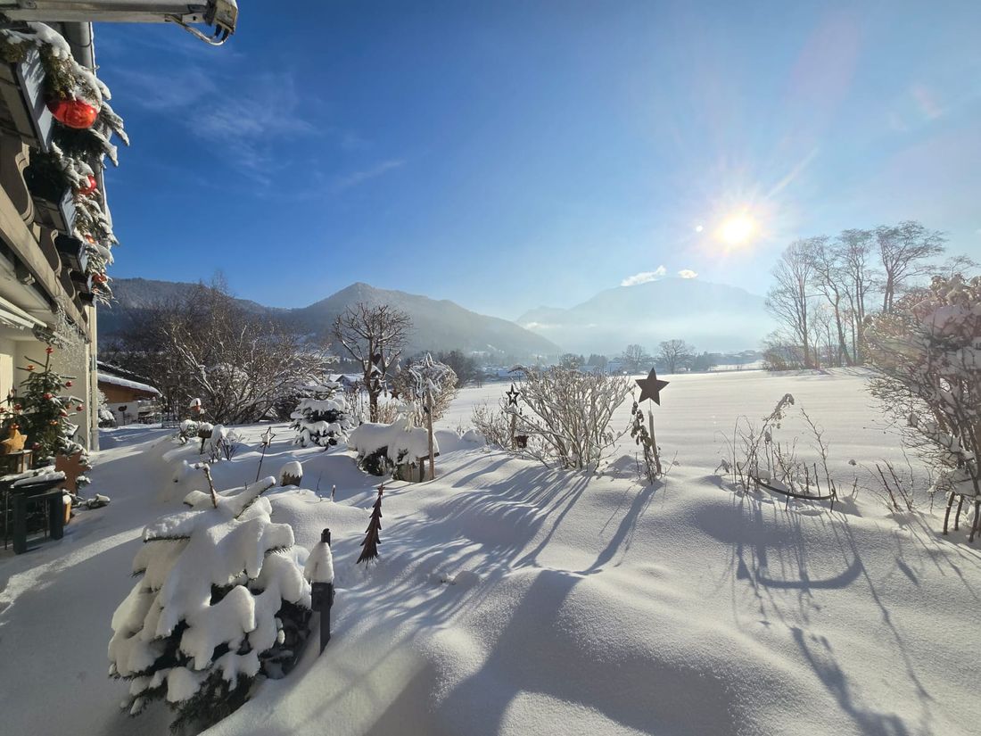 Garten und Balkon der Ferienwohnung Hörndlwand mit verschneiter Winterlandschaft