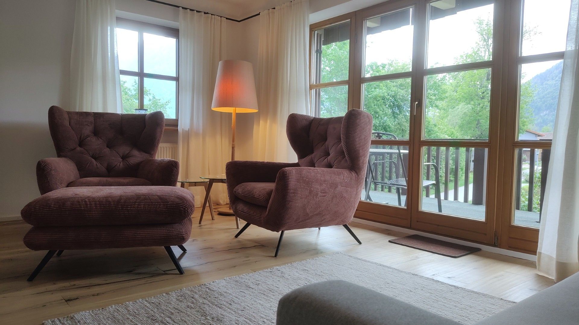 Wohnzimmer mit Tür zum Balkon