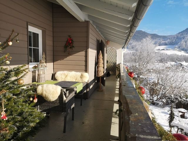 Schöner und gemütlicher Sonnenplatz auf dem Balkon mit Aussicht