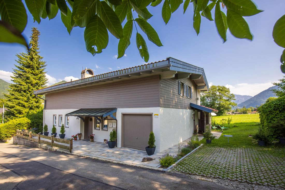 Haus-Ansicht von Norden mit Parkplatz