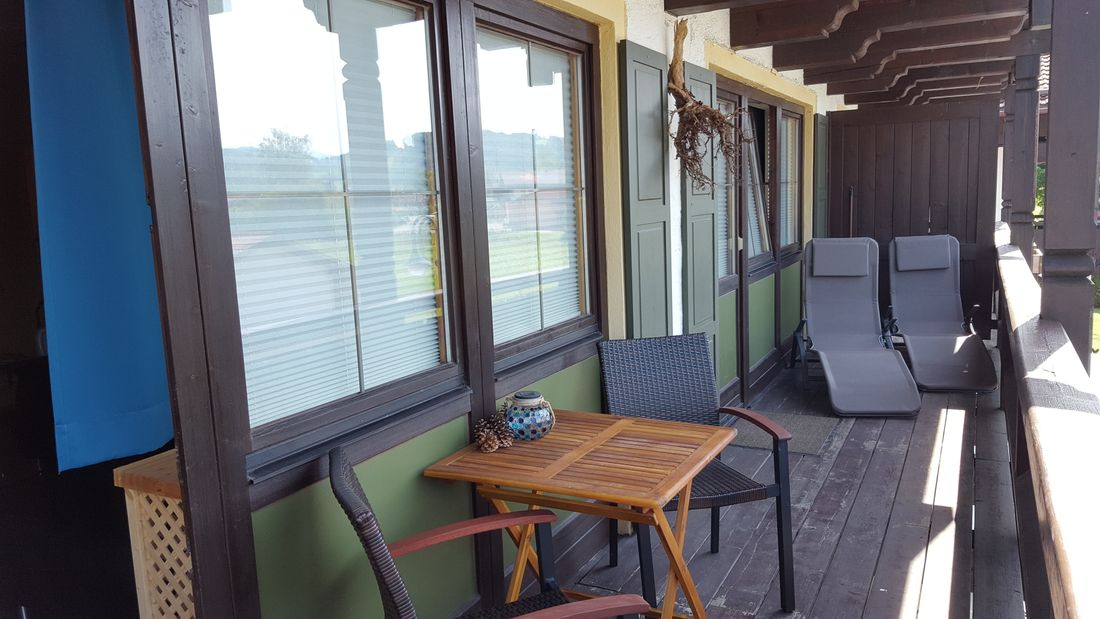 Großen Balkon mit Bergblick
