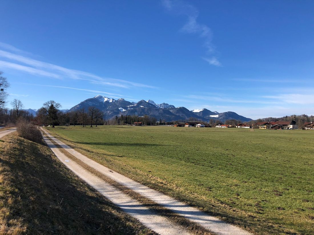 An der Ache mit Blick auf Hochplatte und Kampenwand