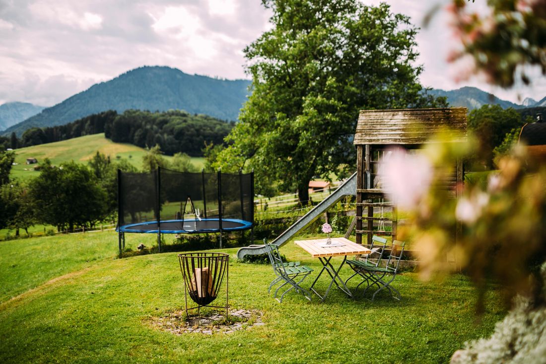 Liegewiese & Spielplatz