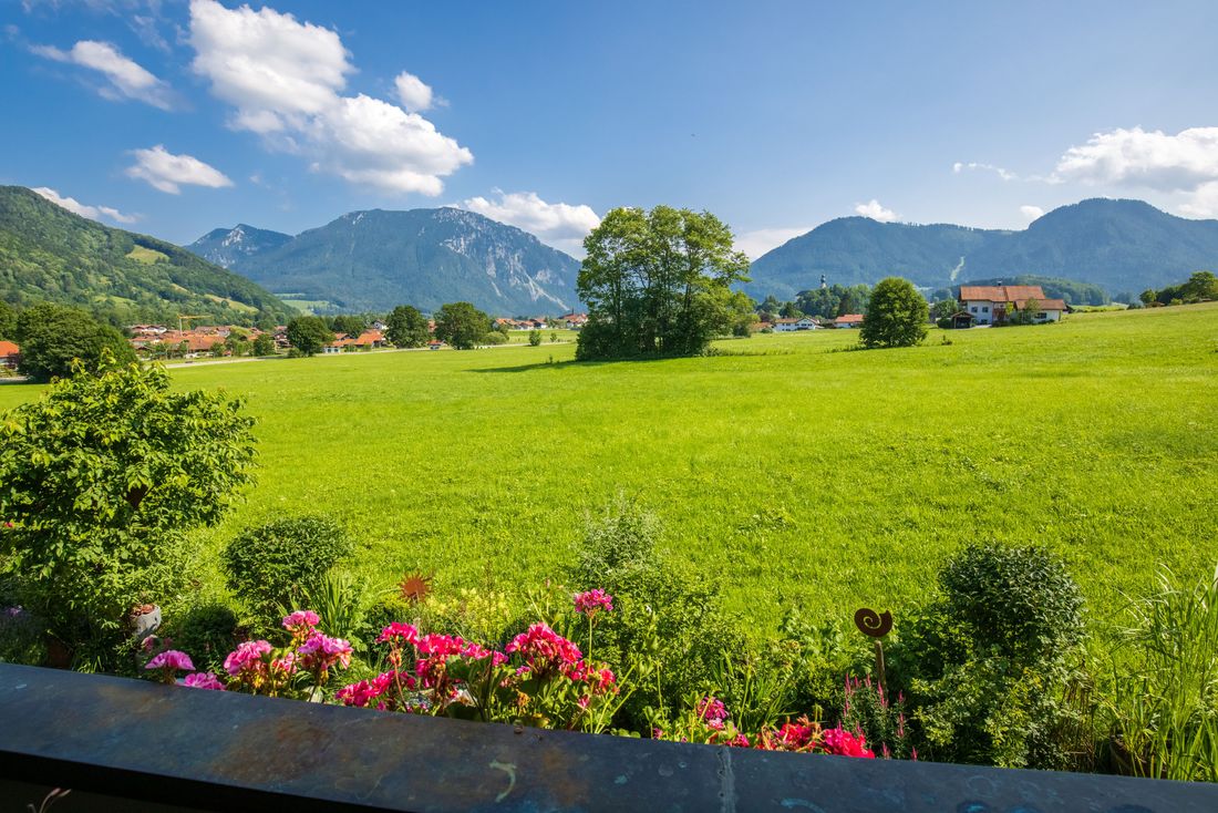 Balkon mit Bergblick auf Rauschberg und Unternberg