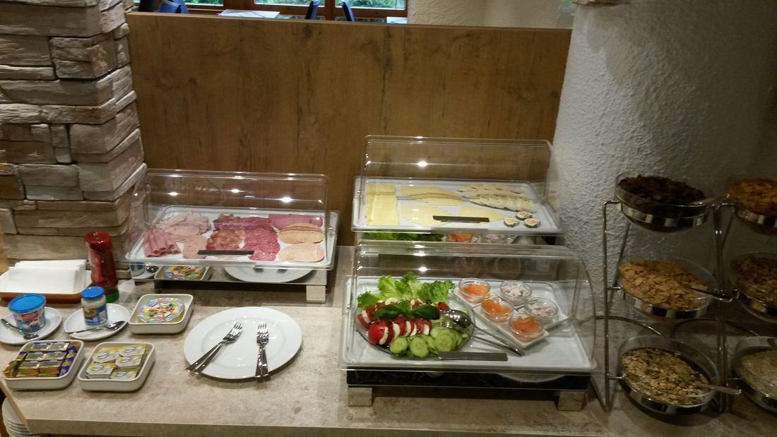 frische, reichhaltige Auswahl am Buffet