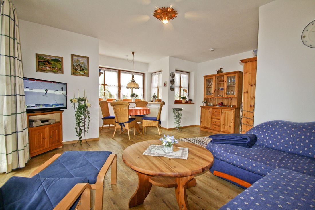 großer, gemütlicher Wohnbereich mit Balkon