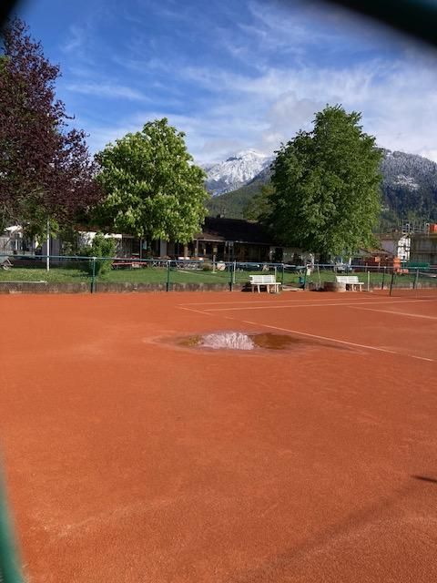 Für Tennisfreunde: Platz mit toller Pizzeria am Gelände in 5 Minuten zu Fuß zu erreichen