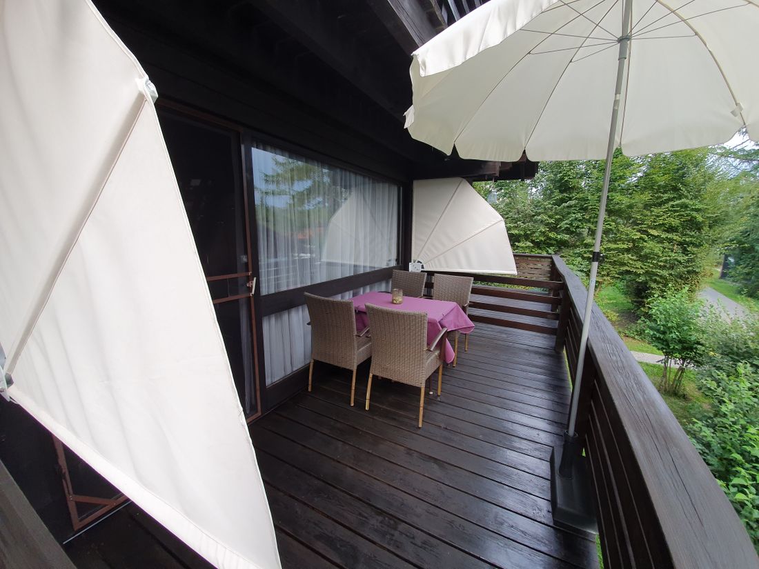 unterer Balkon - Essbereich im Freien