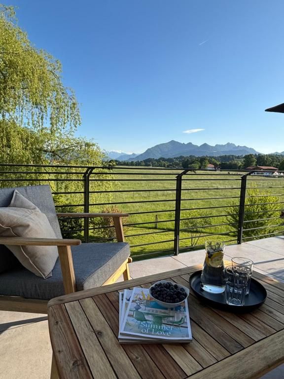 Blick von Lounge-Ecke ins Kaisergebirge und auf Kampenwand