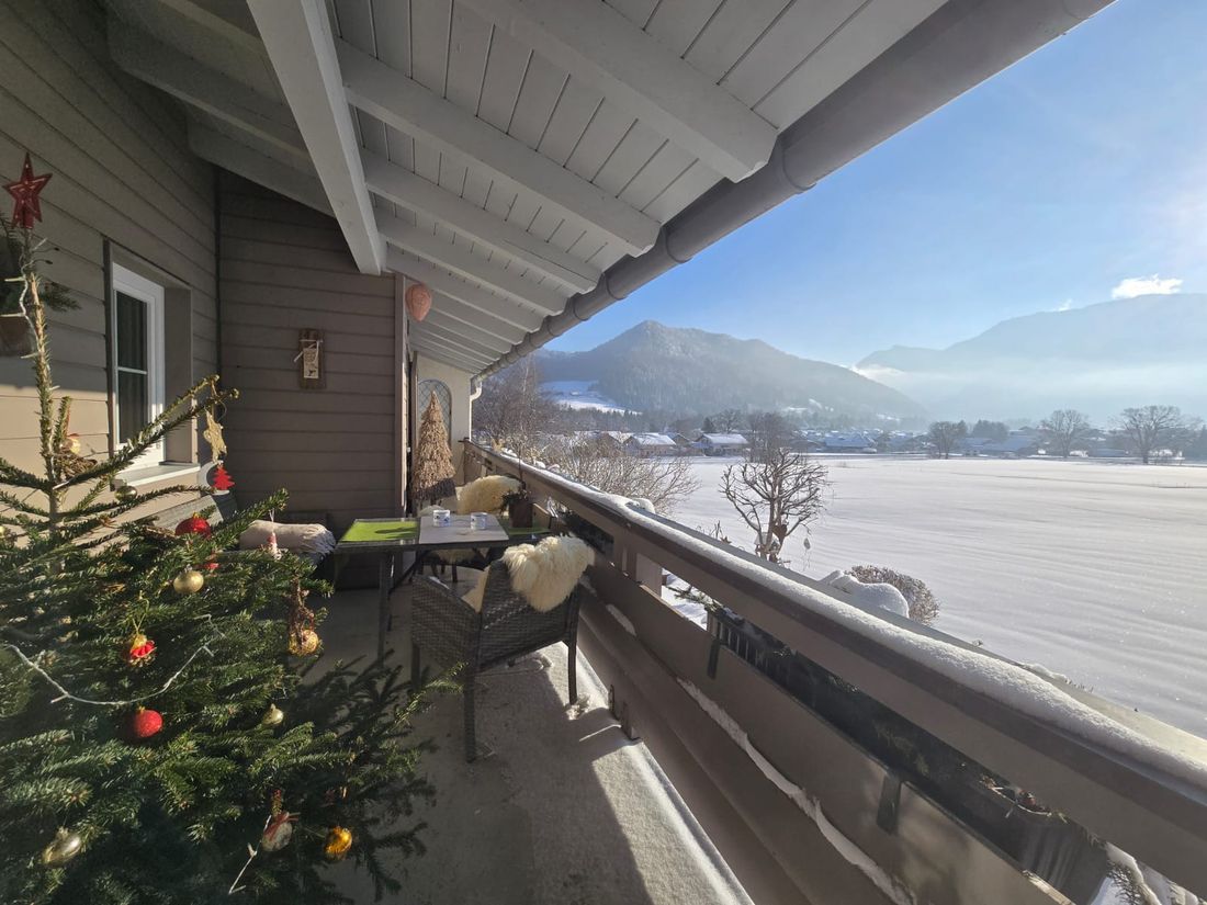 Lammfelle im Winter und Weihnachtsbaum auf dem Balkon der Ferienwohnung