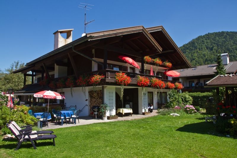sonniger Hotelgarten