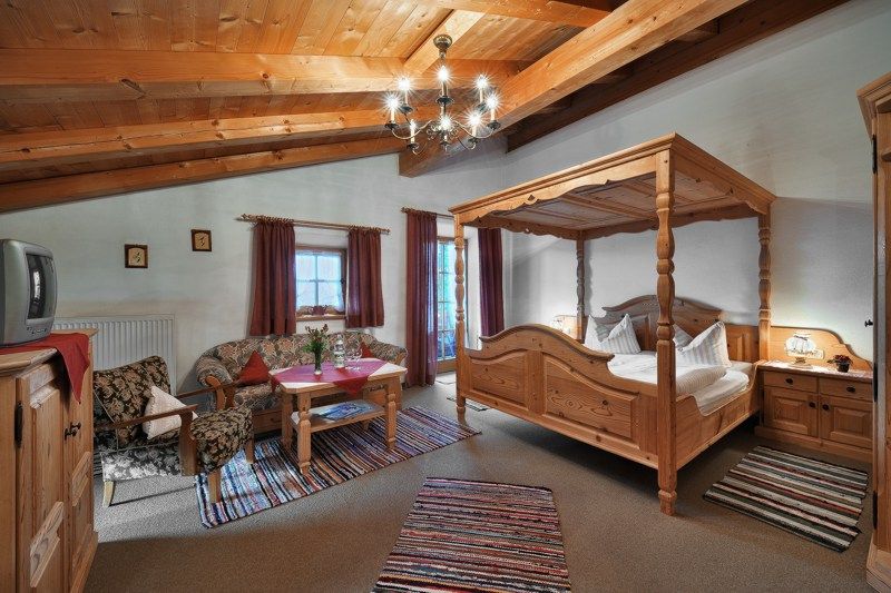 hochwertig eingerichtete Zimmer im bayerischen Stil