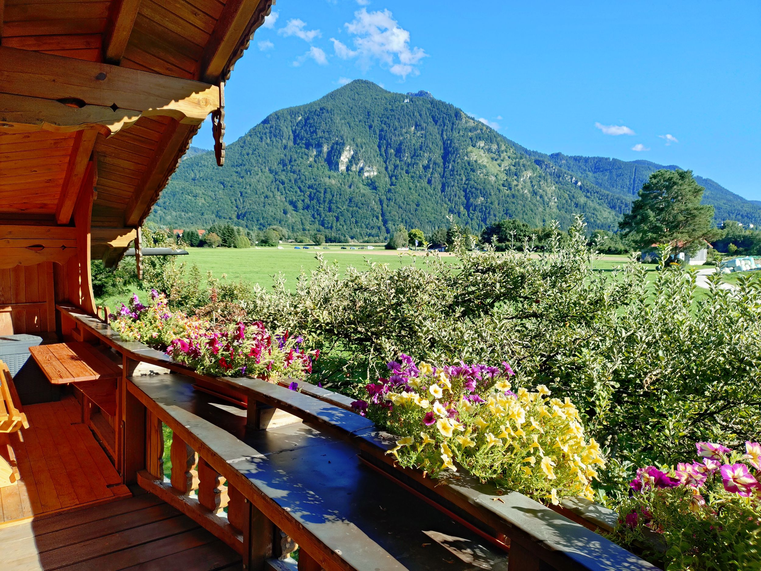 Balkon mit Bank und Tisch und Blick zum Schnappenberg 1.100 m