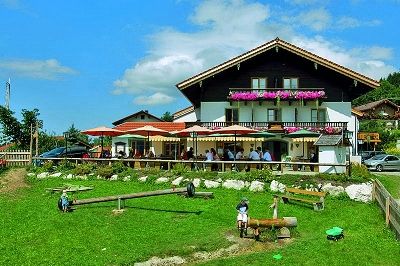 Hausansicht mit Spielplatz