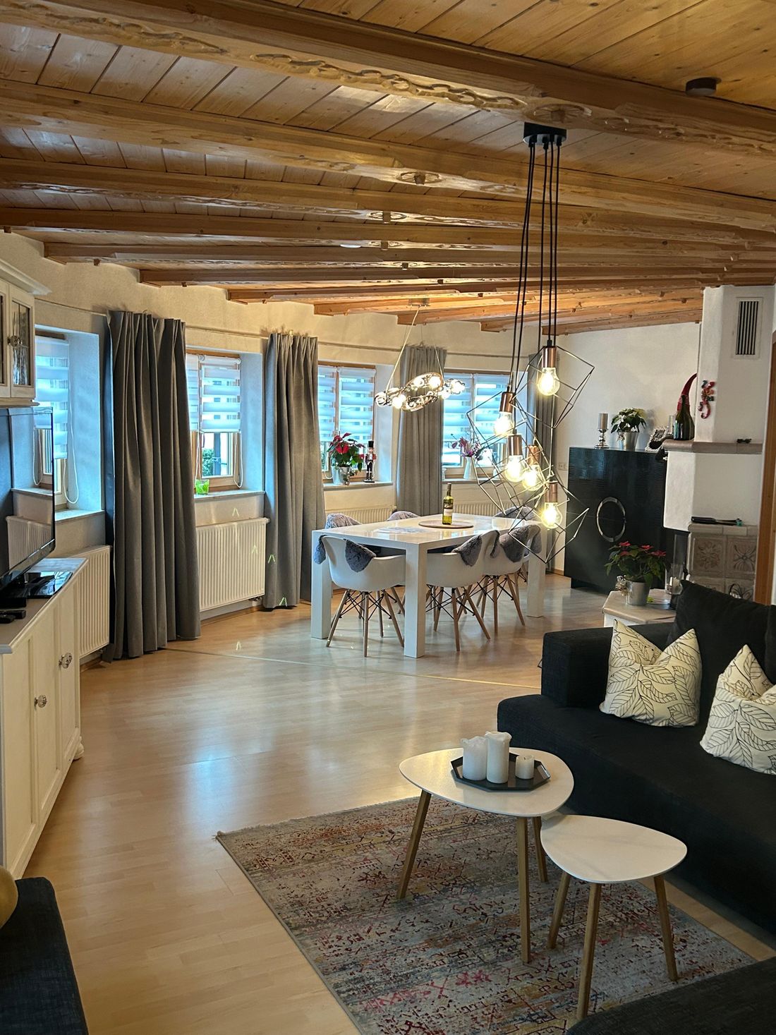 Wohn- und Esszimmer mit Kamin