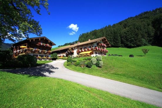 Hofansicht Obersteinberg-Hof Ruhpolding im Frühling/Sommer