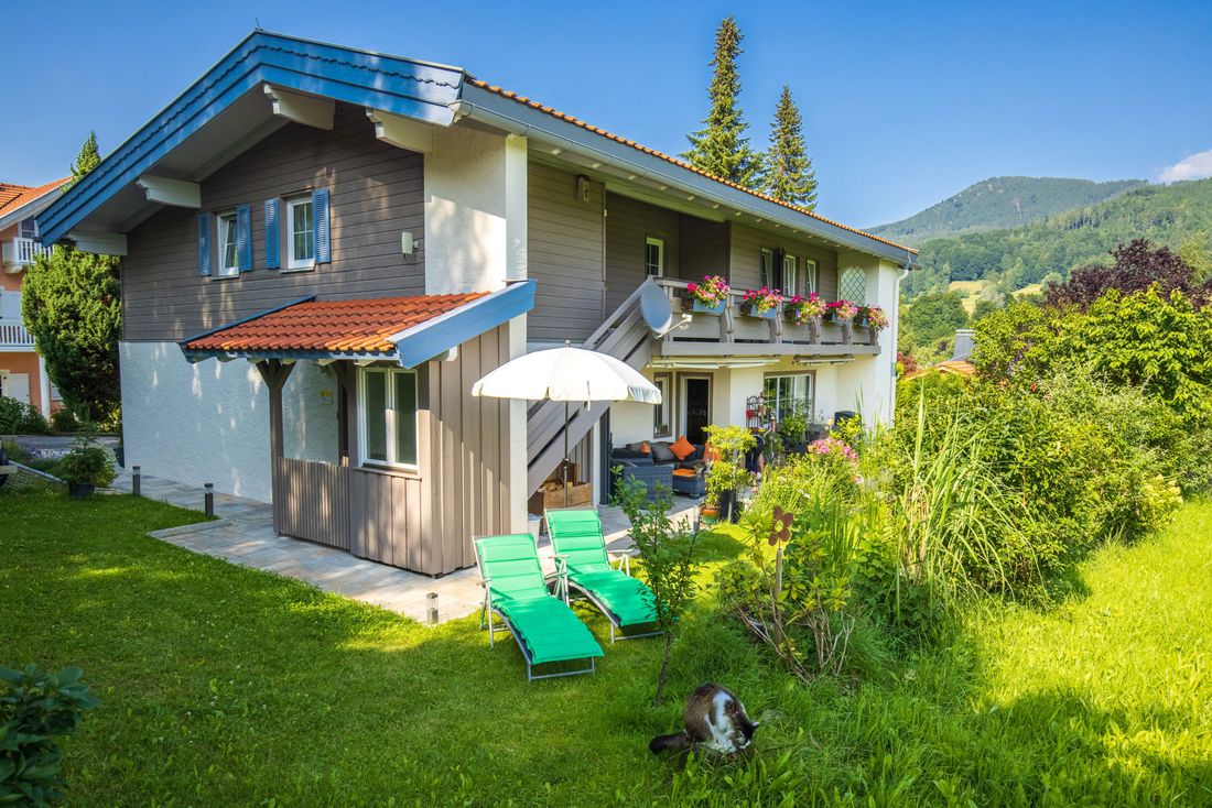 Aufgang zur Wohnung mit Sonnenliegen im Garten
