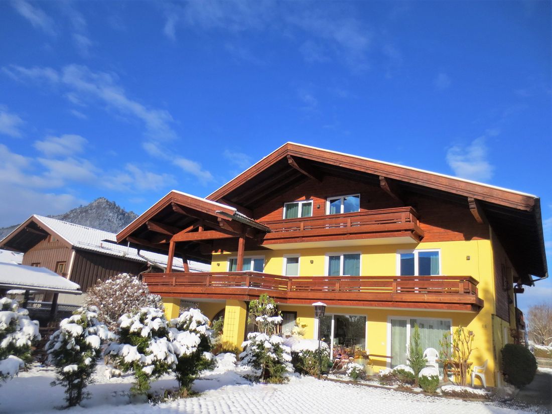 Außenansicht Südseite leichter Schnee