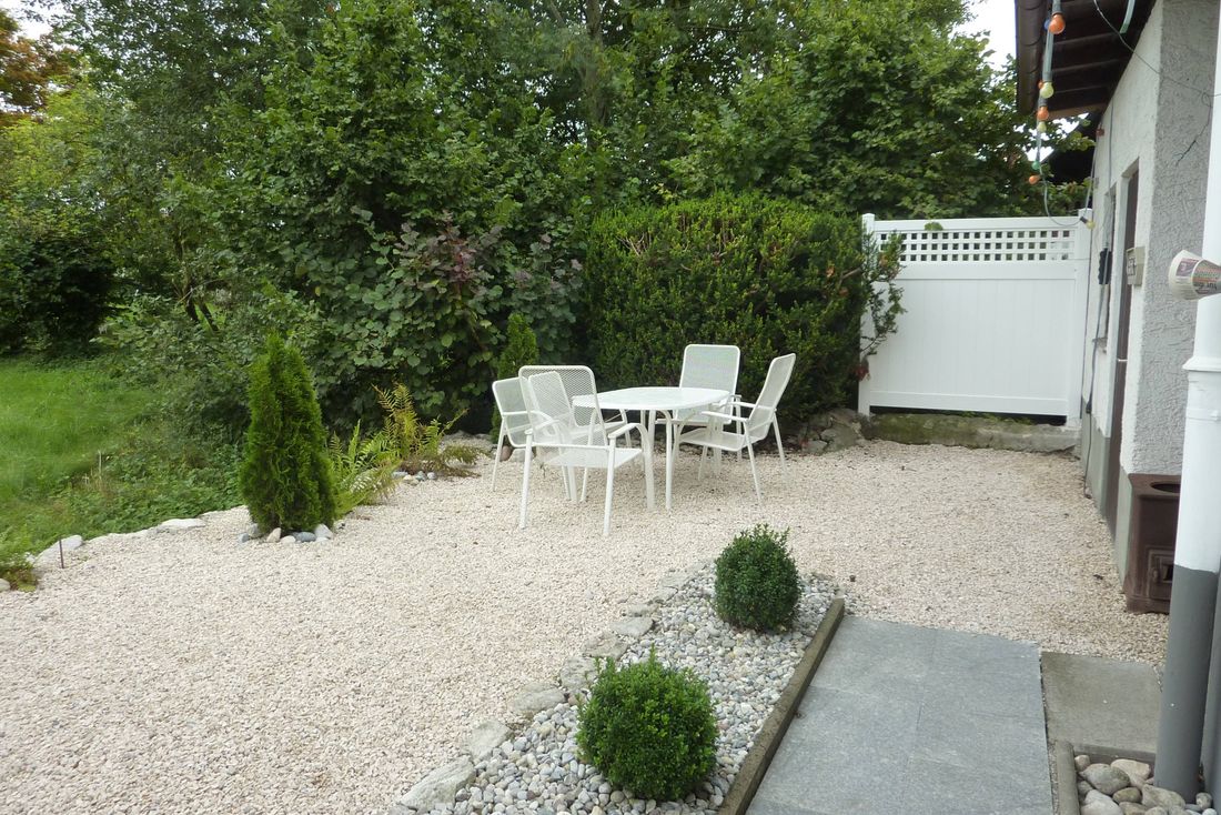 Sitzplatz im Garten fürs Grillen, Speisen...