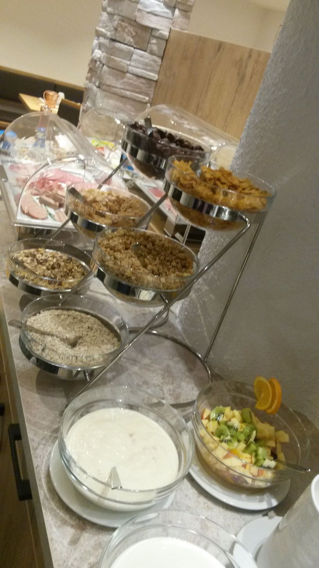 Müsliauswahl, Joghurt und frischer Ostsalat
