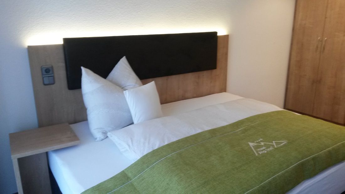 Doppelzimmer Standard, Einzelbelegung oder Doppelbelegung möglich, Boxspringbett 180X200 buchbar für 1-2 Personen