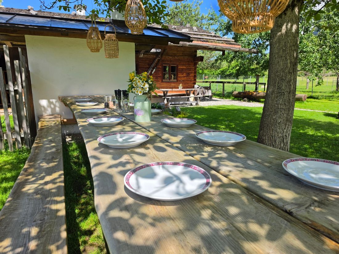 Gemeinsame Grillabende an unserer langen Holztafel im Garten