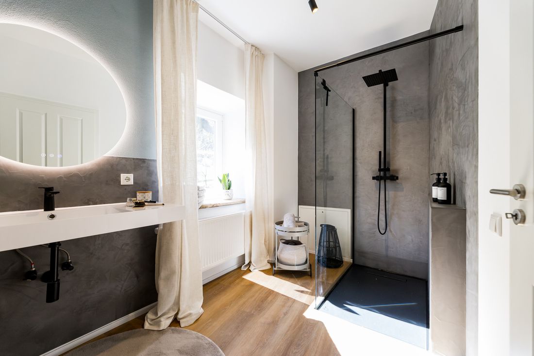 Badezimmer mit großer Dusche