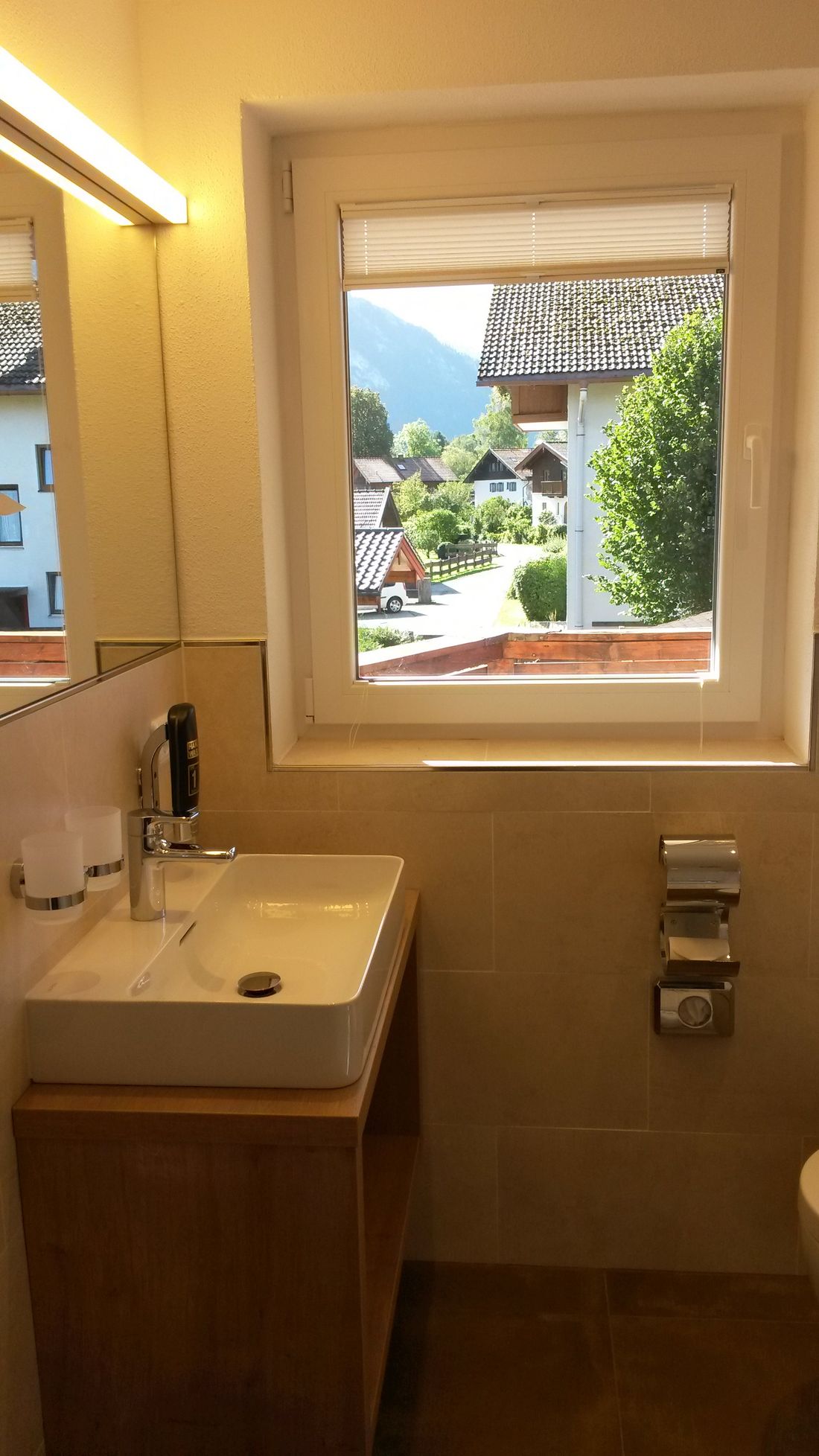 modern ausgestattete Badezimmer