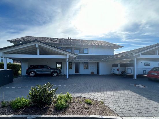 Hausansicht mit Carport und Stellplatz