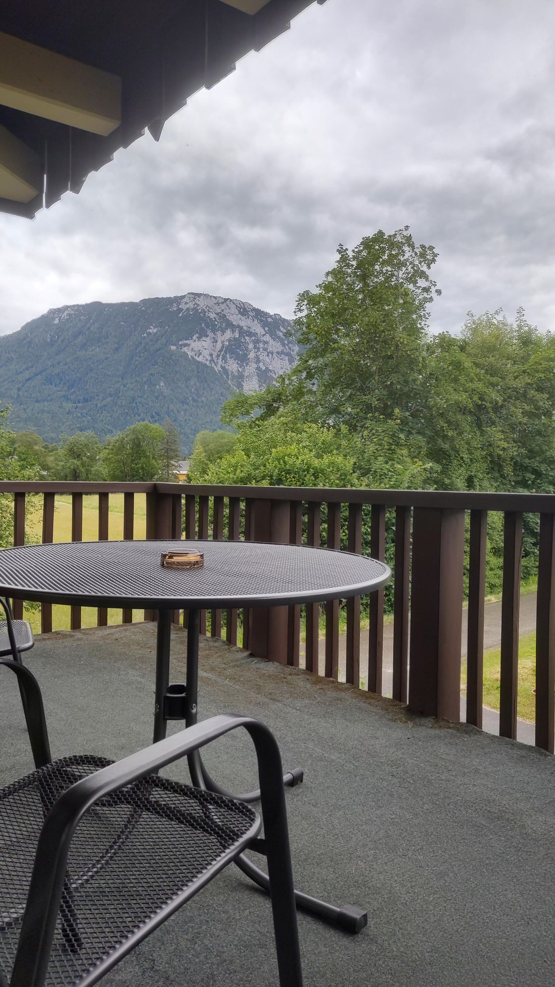 Balkon mit Bergblick.
