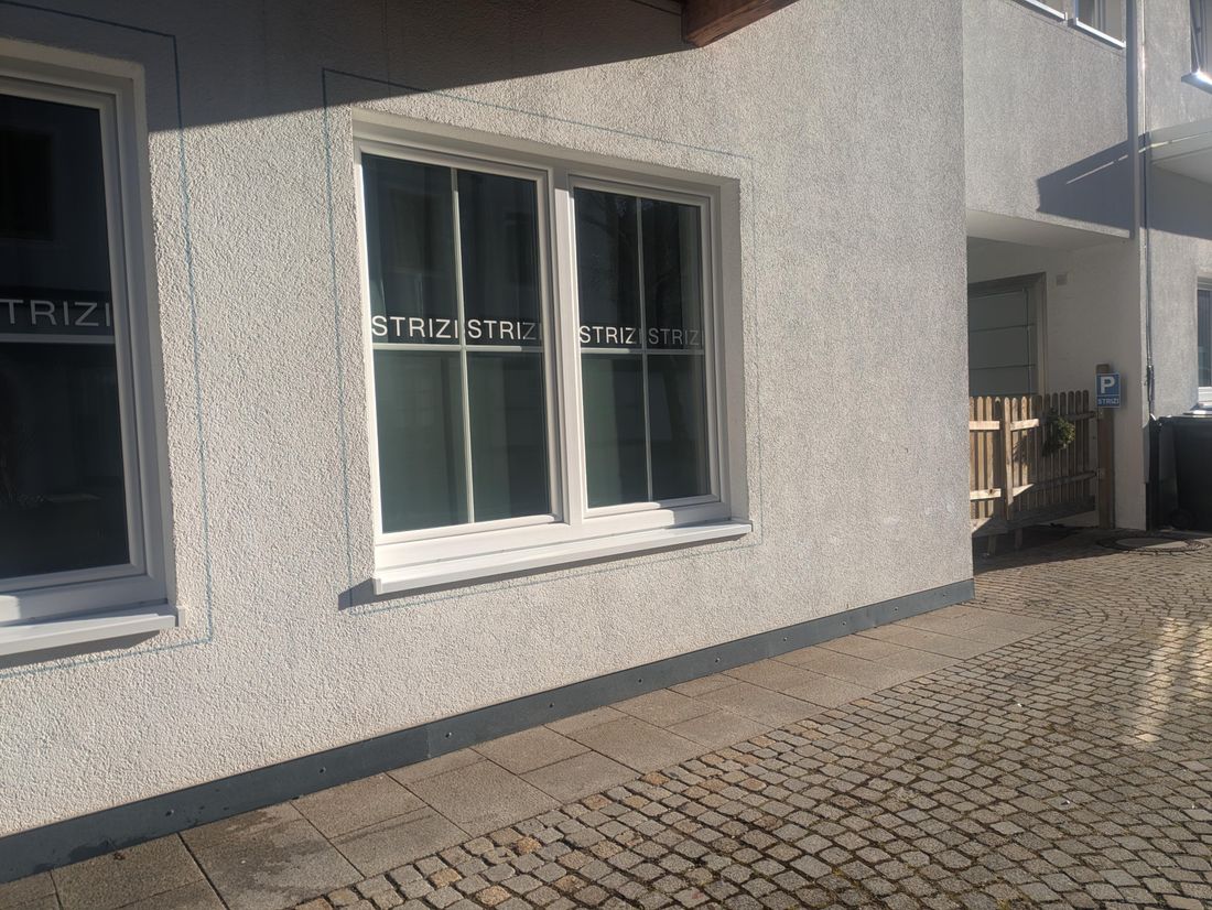 Außenfassade zum Verkehrsberuhigten Bereich und Parkplatz in der Hausdurchfahrt