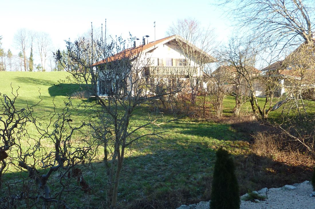 Nachbarhaus von dem Grillplatz zu sehen.