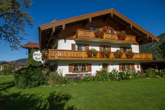 Hausansicht im Sommer