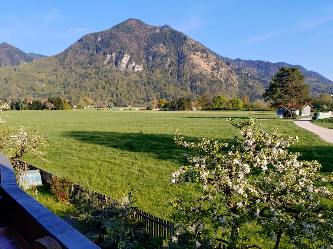 Blick von Balkon der Fewo auf den Schnappenberg 1.100m (Jahreszeit Ende April)