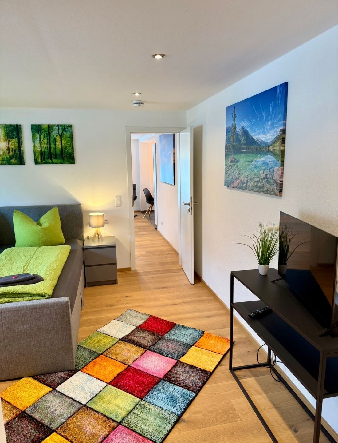 Schlafzimmer mit Durchgang zum Wohnzimmer