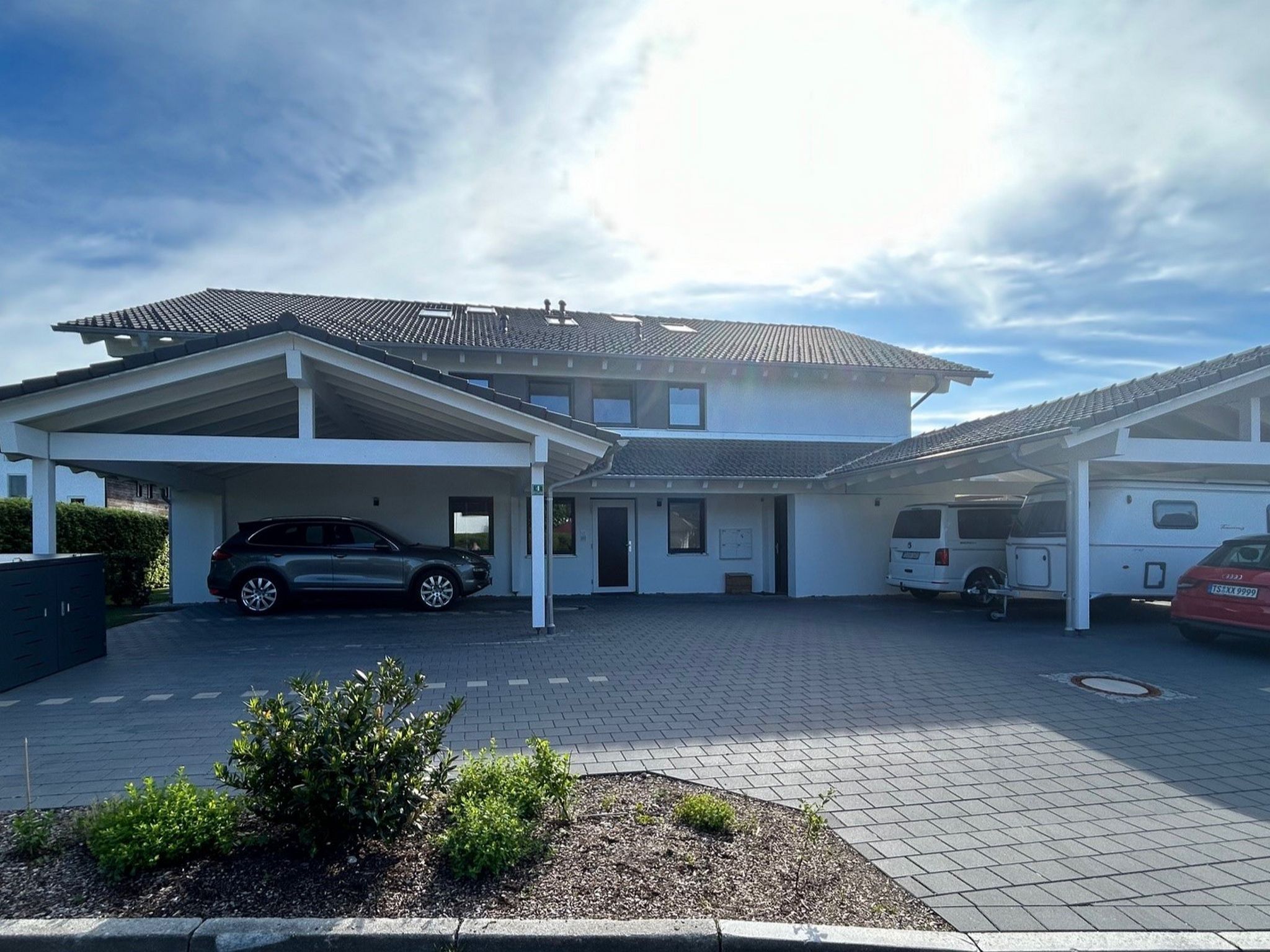 Hausansicht mit Carport und Stellplatz