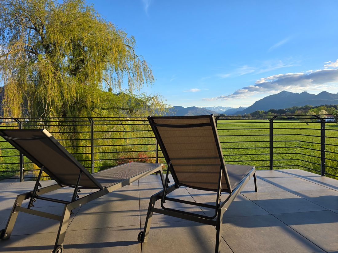 Liegen auf Terrasse mit Ausblick Kaisergebirge und Kampenwand