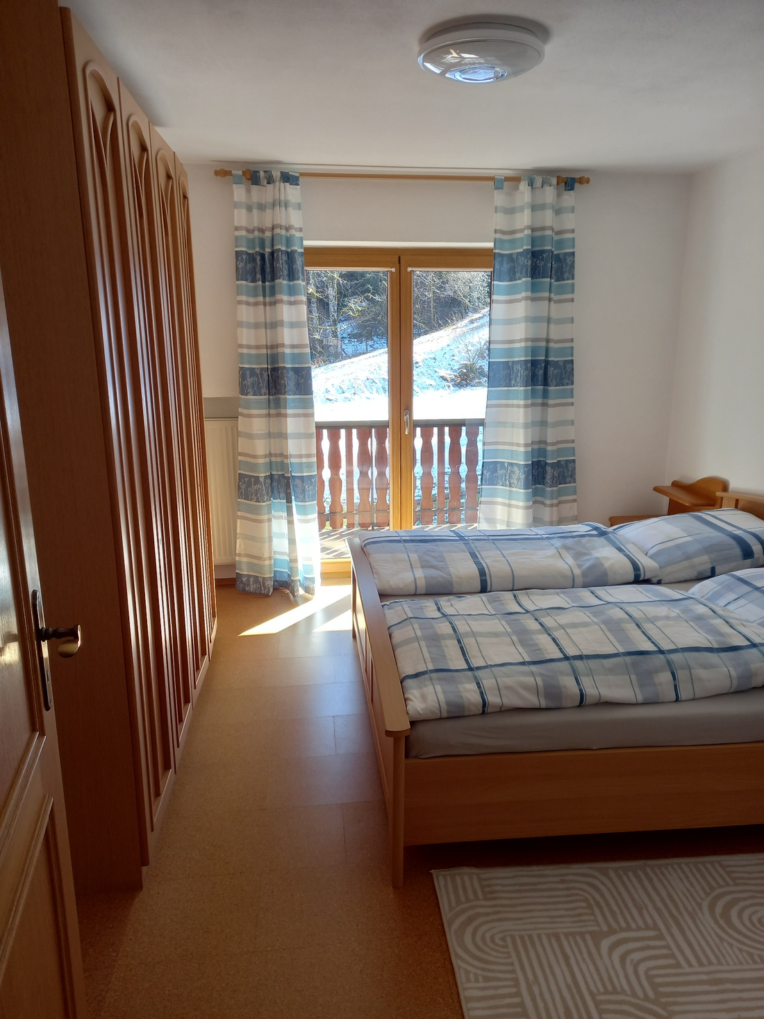 Schalfzimmer 2 mit Doppelbett, Schrank und Nachtkästen