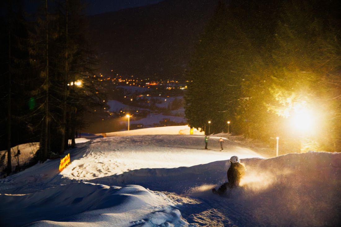 Bergauf-Rodeln am Unternberg bei Flutlicht in Ruhpolding