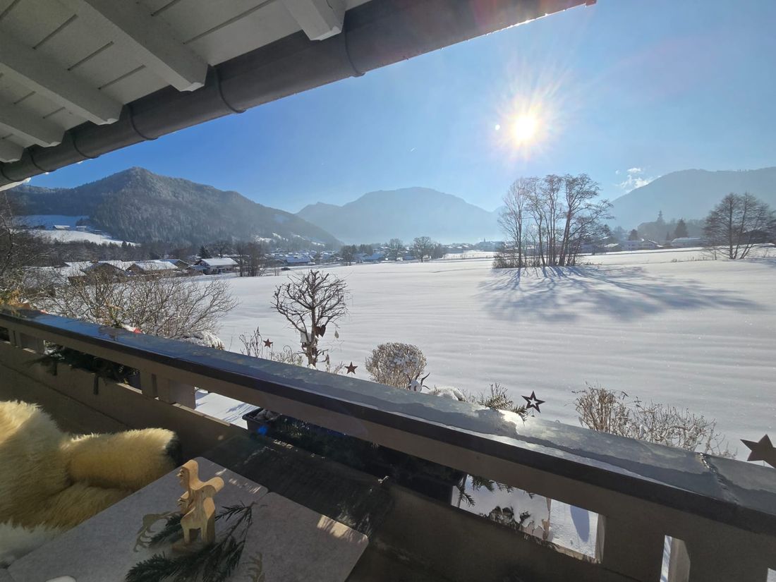 Balkon im Winter mit traumhafter Aussicht auf das Bergpanorama in Ruhpolding