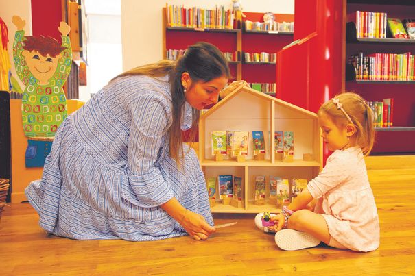 Mutter mit Kind in Bücherei
