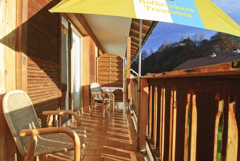 Sonniger Balkon mit Blick auf die Ruhpoldinger Pfarrkirche