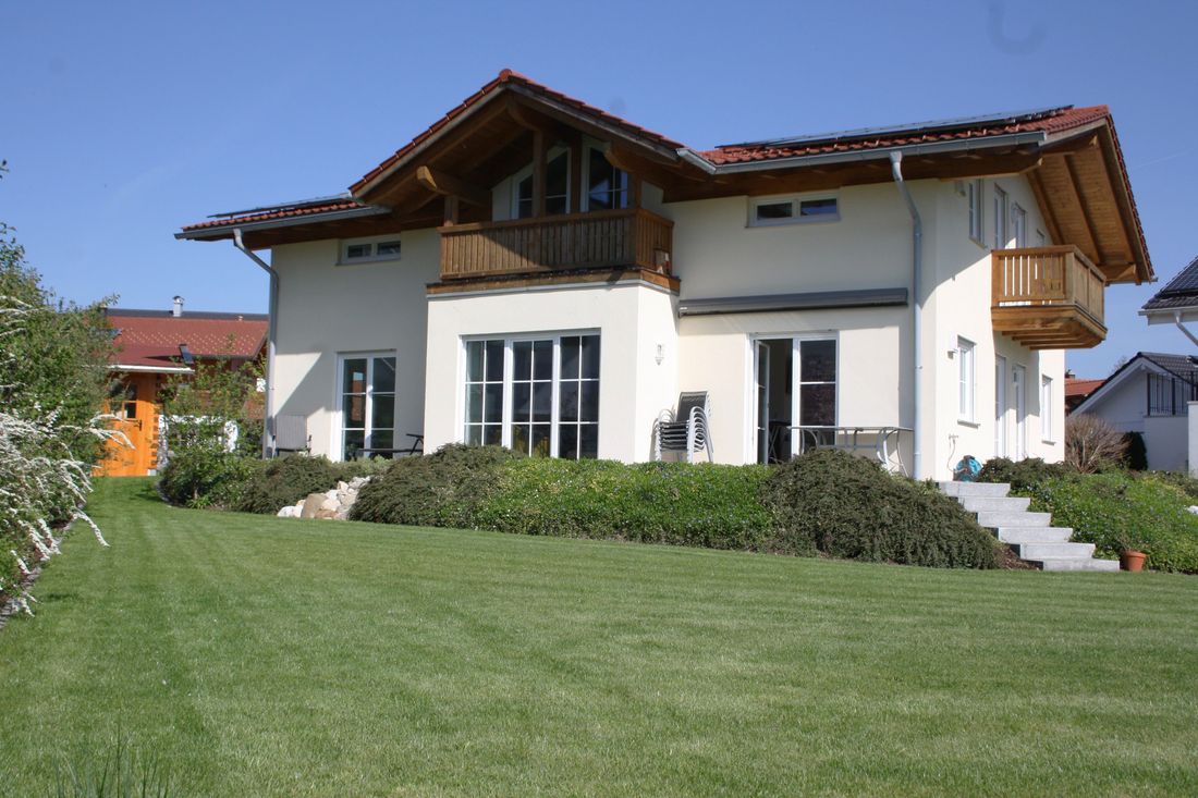 Südansicht mit Süd- und Ostbalkon