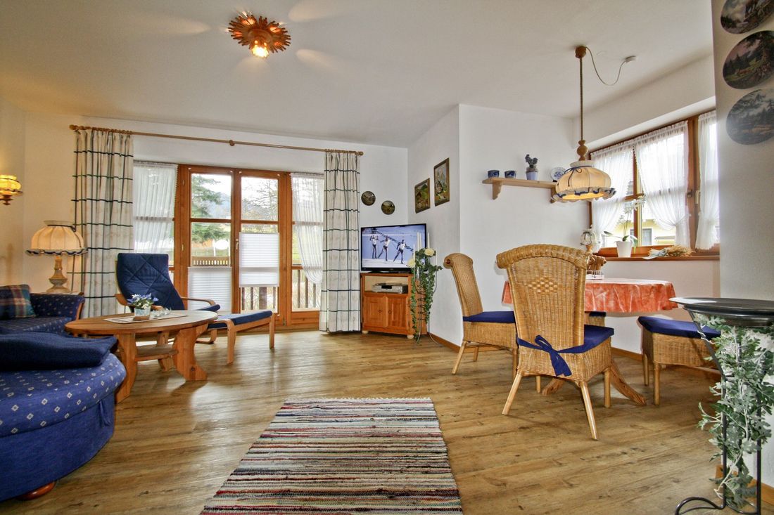 Wohnbereich mit Zugang zum großen, überdachten Balkon