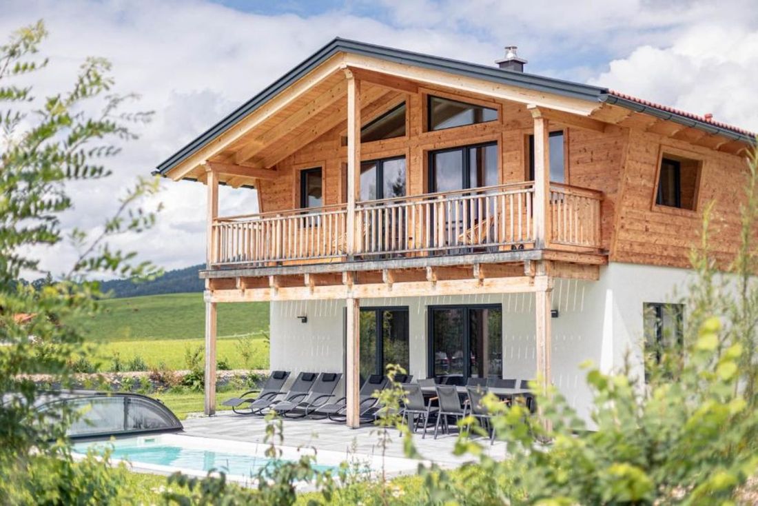 Außen Ansicht Chalet mit Sommerpool