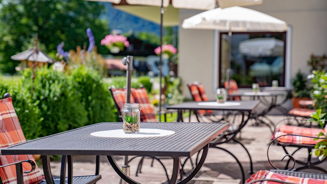 Hausterrasse mit Sitzmöglichkeiten