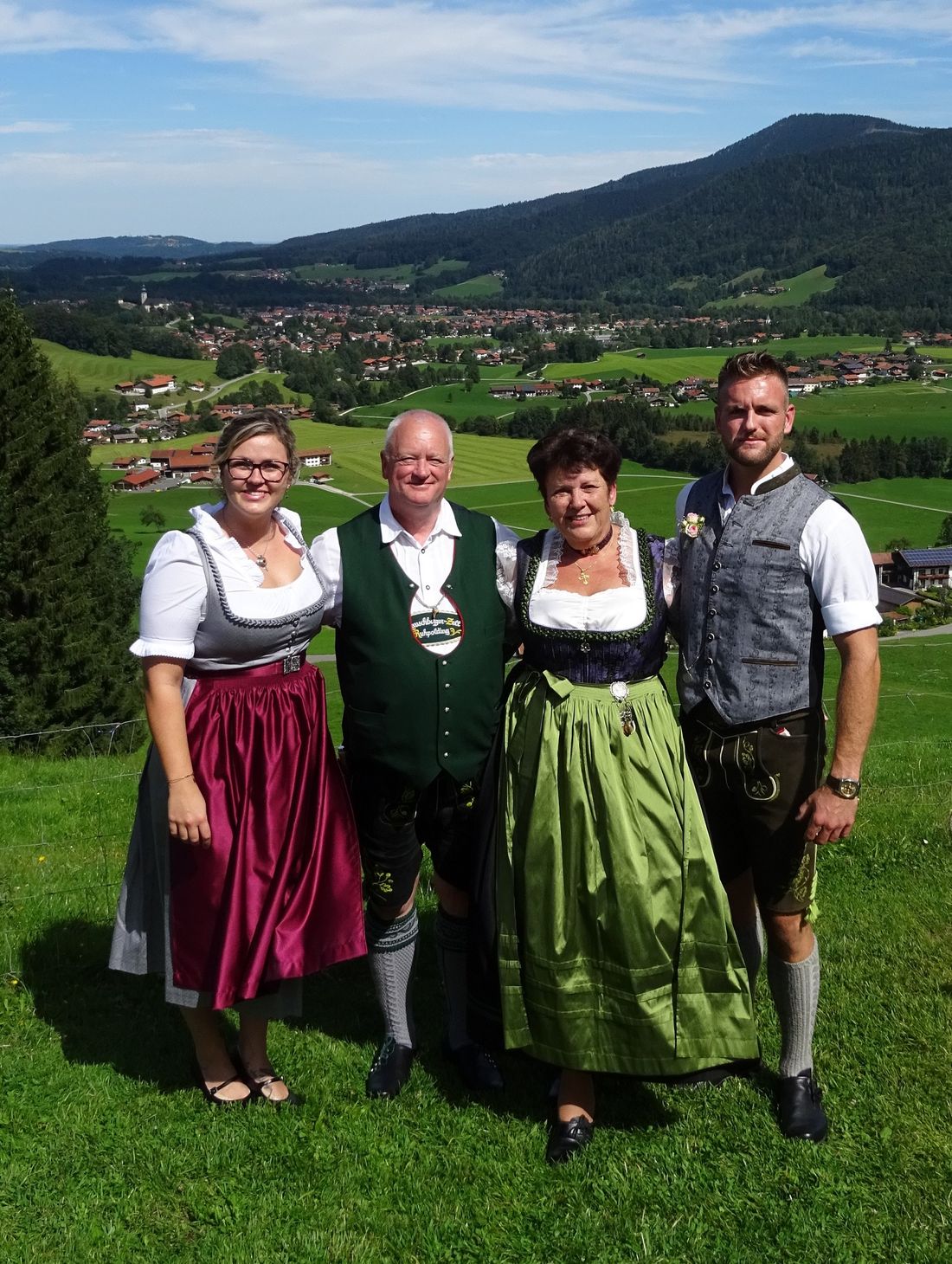 Es begrüßt Sie, Ihre Familie Schausbreitner